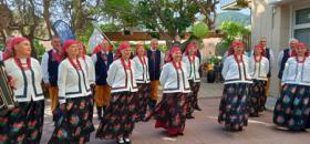 Grupo de folk polaco actuando en el jardín de la Residència Nazaret de Malgrat de Mar