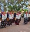 Grupo de folk polaco actuando en el jardín de la Residència Nazaret de Malgrat de Mar