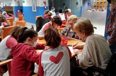 Residents i alumnes gaudint de l'activitat