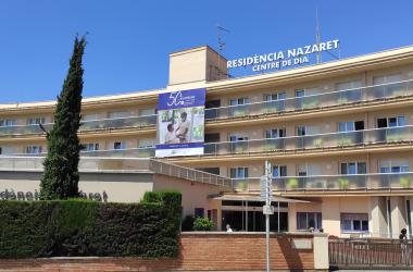 Fachada de la Residència Nazaret con la pancarta del 50 aniversario