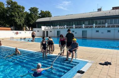 Les persones residents, gaudint d'un bany refrescant. 