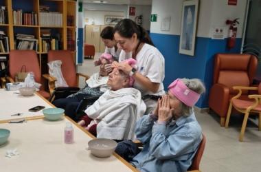 Un momento en el taller de autocuidado de la Residència Nazaret, donde las residentes disfrutan de cuidarse y sentirse bien.