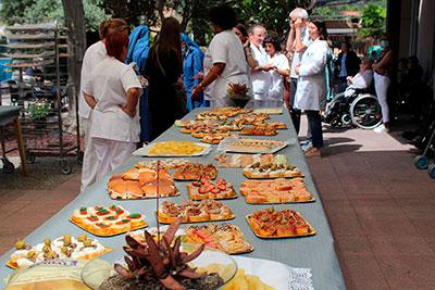 Piscolabis en el jardín por el 50 aniversario del Centro (Residència Nazaret, Malgrat de Mar)