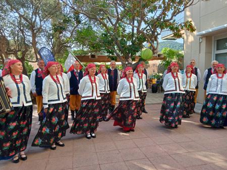 Grupo de folk polaco actuando en el jardín de la Residència Nazaret de Malgrat de Mar