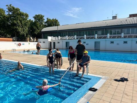 Les persones residents, gaudint d'un bany refrescant. Les persones residents, gaudint d'un bany refrescant.