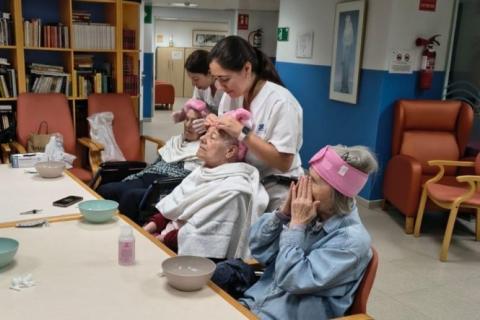 Un momento en el taller de autocuidado de la Residència Nazaret, donde las residentes disfrutan de cuidarse y sentirse bien. Un momento en el taller de autocuidado de la Residència Nazaret, donde las residentes disfrutan de cuidarse y sentirse bien.