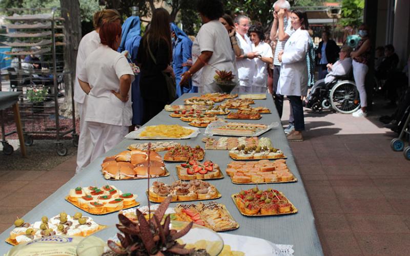 Piscolabis y música en el jardín de la Residència Nazaret de Malgrat de Mar