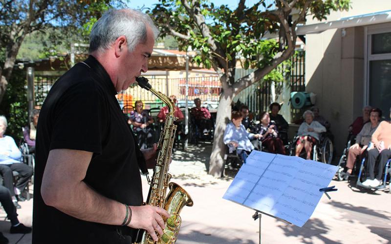 Actuación del saxofonista Enric Masriera en la Residència Nazaret, Malgrat de Mar