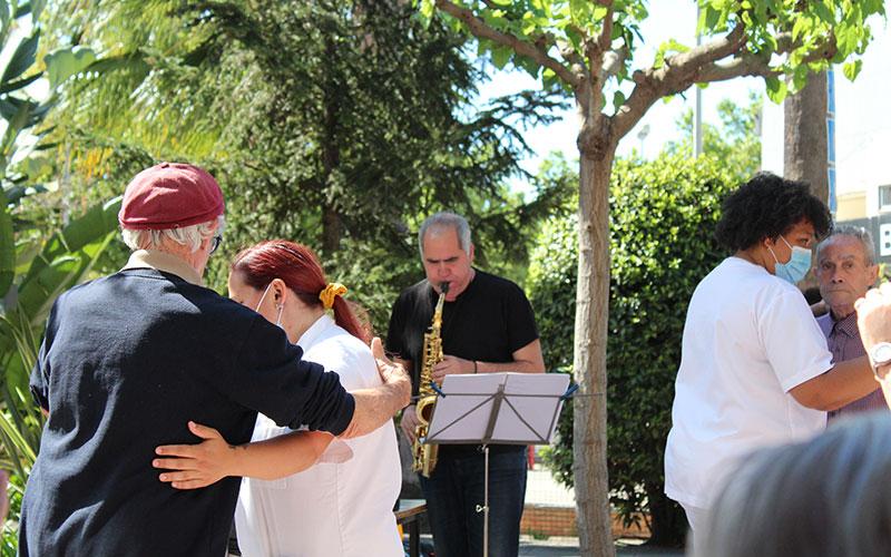 Actuación del saxofonista Enric Masriera en la Residència Nazaret, Malgrat de Mar