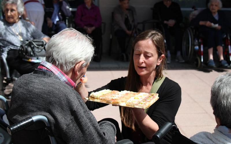 Piscolabis y música en el jardín de la Residència Nazaret de Malgrat de Mar