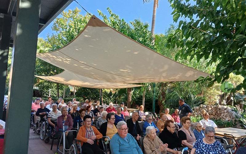 Residents gaudint de l'actuació d'un grup de folk polonès, a la Residència Nazaret de Malgrat de Mar