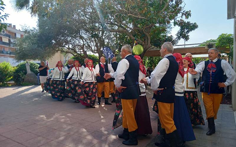 Grupo de folk polaco actuando en el jardín de la Residència Nazaret de Malgrat de Mar