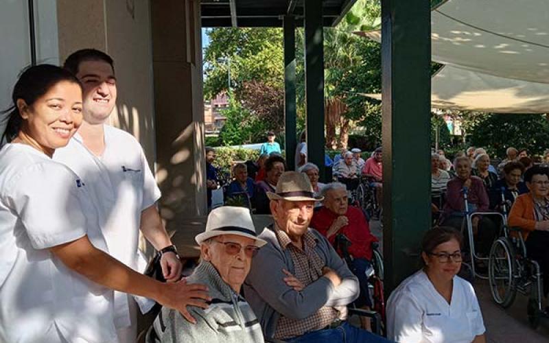 Residentes y trabajadores disfrutando de la actuación de un grupo de folk polaco, en la Residència Nazaret de Malgrat de Mar