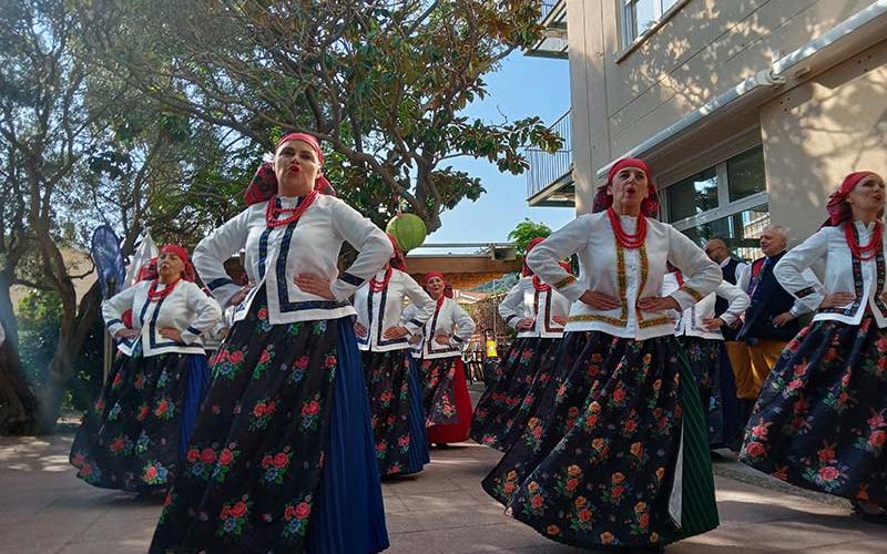 Grupo de folk polaco actuando en el jardín de la Residència Nazaret de Malgrat de Mar