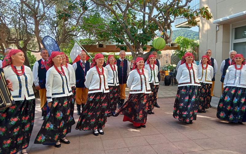Grup de folk polonès, actuant al jardí de la Residència Nazaret de Malgrat de Mar