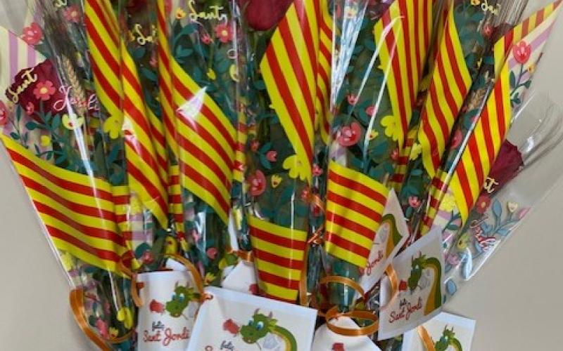 Rosas para las residentes de la Residència Nazaret de Malgrat de Mar, en la Diada de Sant Jordi.