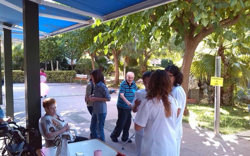 Preparant els grups per a la gimcana del Dia Internacional de la Gent Gran, a la Residència Nazaret