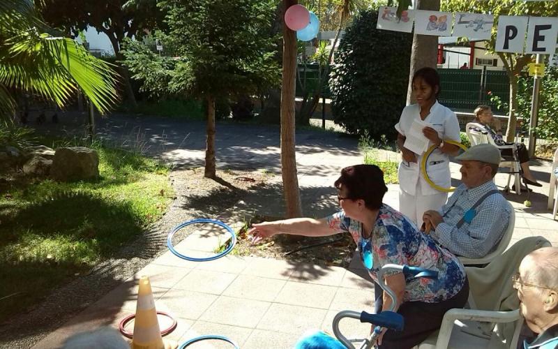 Afinando la puntería en la gincana del Día Internacional de los Mayores, en la Residencia Nazaret