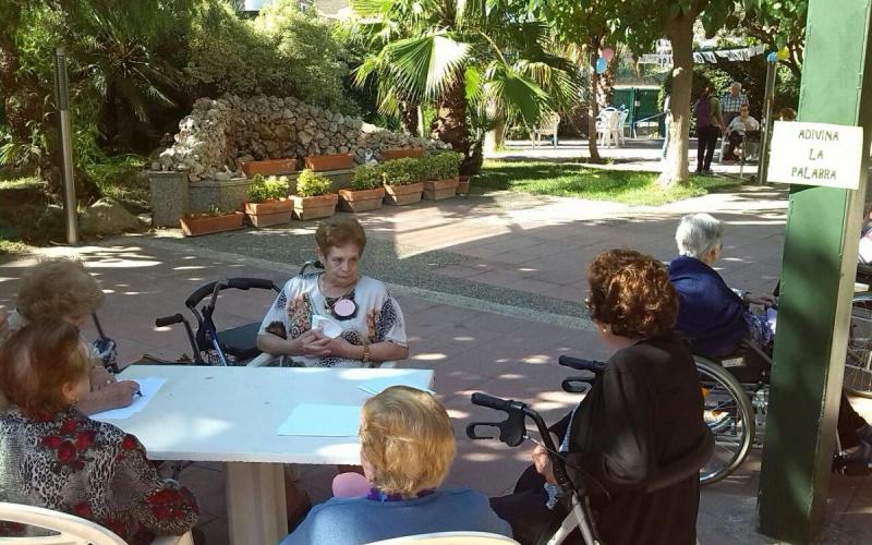 Jugando a las adivinanzas, una de las pruebas de la gincana del Día Internacional de los Mayores