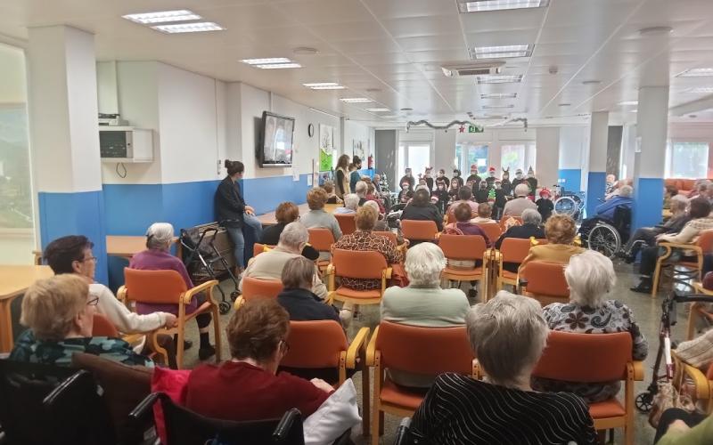 Residents i alumnes gaudint de l'activitat