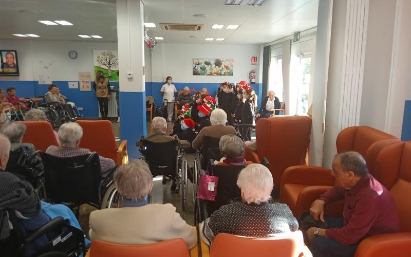 Residents i alumnes gaudint de l'activitat