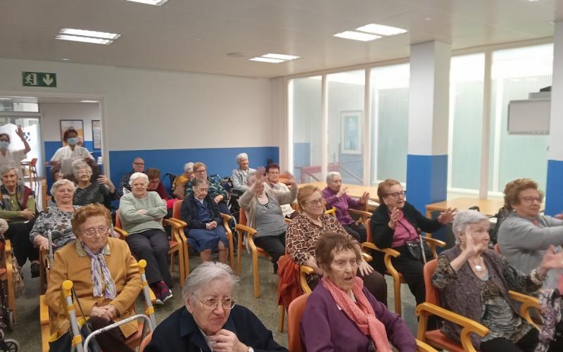 Residents i alumnes gaudint de l'activitat