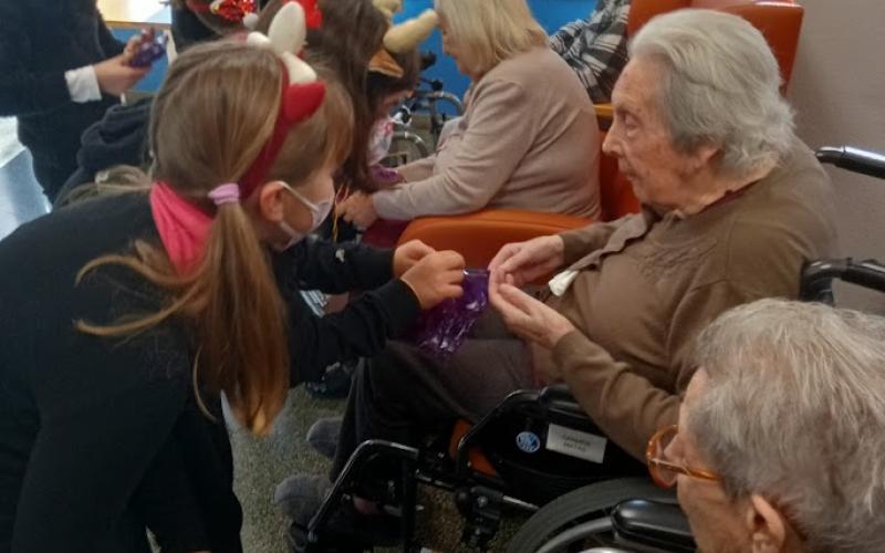 Residents i alumnes gaudint de l'activitat