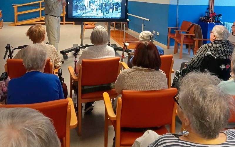 Actividad de reminiscencia con l'Arxiu Històric de Malgrat de Mar, en la Residència Nazaret