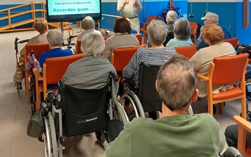 Actividad de reminiscencia con l'Arxiu Històric de Malgrat de Mar, en la Residència Nazaret