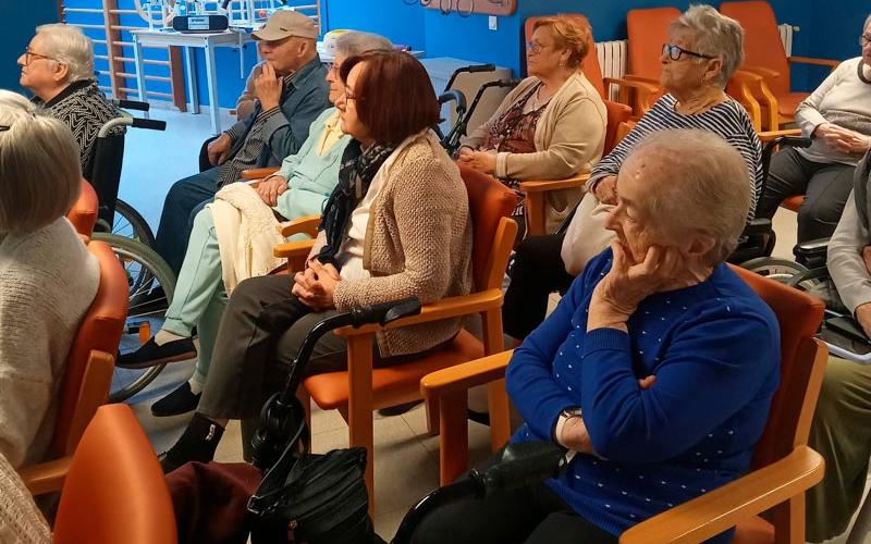 Actividad de reminiscencia con l'Arxiu Històric de Malgrat de Mar, en la Residència Nazaret