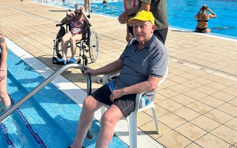 Les persones residents, gaudint d'un bany refrescant, de relax i de bon ambient. 