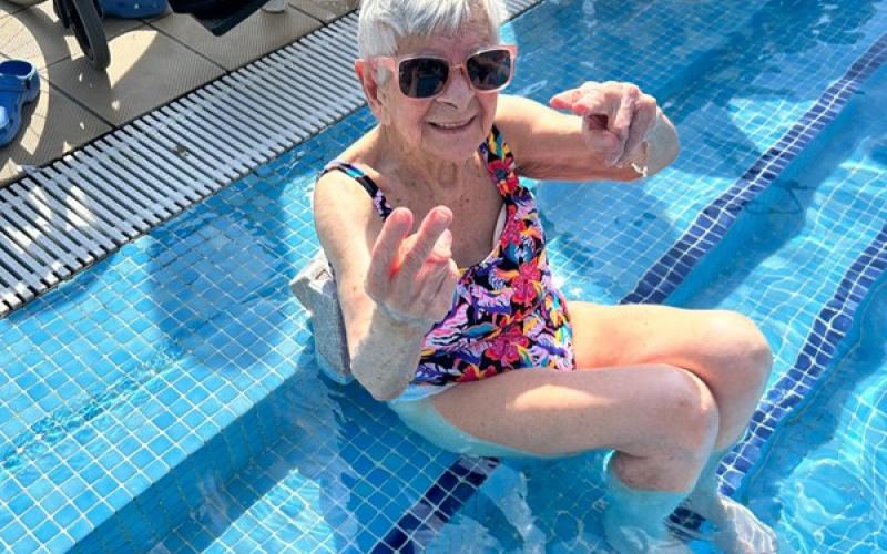 Les persones residents, gaudint d'un bany refrescant, de relax i de bon ambient. 