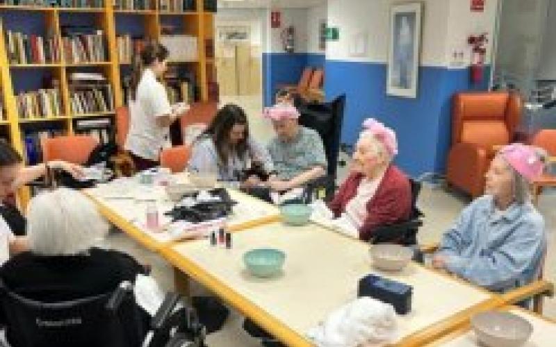 Un momento en el taller de autocuidado de la Residència Nazaret, donde las residentes disfrutan de cuidarse y sentirse bien. Un momento en el taller de autocuidado de la Residència Nazaret, donde las residentes disfrutan de cuidarse y sentirse bien.