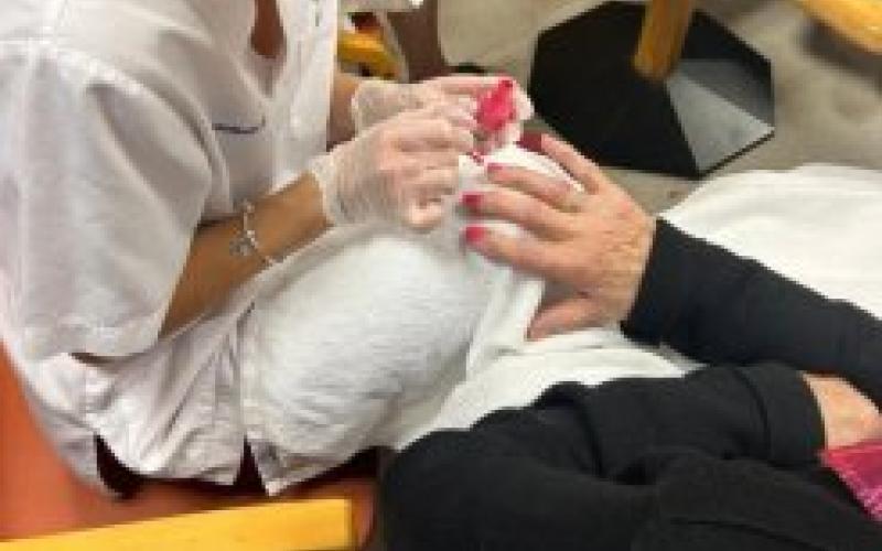 Un momento en el taller de autocuidado de la Residència Nazaret, donde las residentes disfrutan de cuidarse y sentirse bien. Un momento en el taller de autocuidado de la Residència Nazaret, donde las residentes disfrutan de cuidarse y sentirse bien.