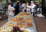 Piscolabis y música en el jardín de la Residència Nazaret de Malgrat de Mar