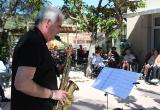 Actuación del saxofonista Enric Masriera en la Residència Nazaret, Malgrat de Mar
