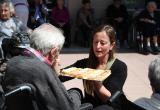 Piscolabis y música en el jardín de la Residència Nazaret de Malgrat de Mar