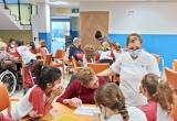 Residents i alumnes gaudint de l'activitat