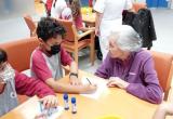 Residents i alumnes gaudint de l'activitat