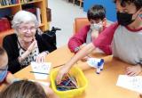 Residents i alumnes gaudint de l'activitat