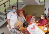 Residents i alumnes gaudint de l'activitat