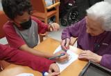 Residents i alumnes gaudint de l'activitat