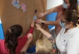Residents i alumnes gaudint de l'activitat