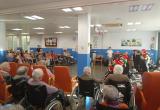 Residents i alumnes gaudint de l'activitat