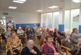 Residents i alumnes gaudint de l'activitat