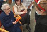 Residents i alumnes gaudint de l'activitat
