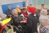 Residents i alumnes gaudint de l'activitat