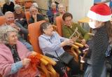 Residents i alumnes gaudint de l'activitat