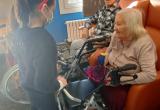 Residents i alumnes gaudint de l'activitat