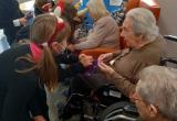 Residents i alumnes gaudint de l'activitat